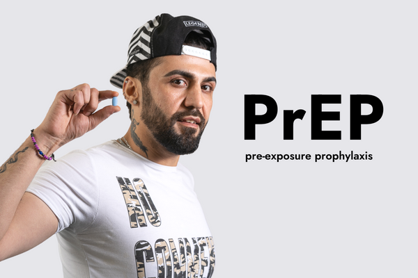 Henkilö pitää kädessään pilleriä. Kuvassa on teksti PrEP -pre-exposure prophylaxis.